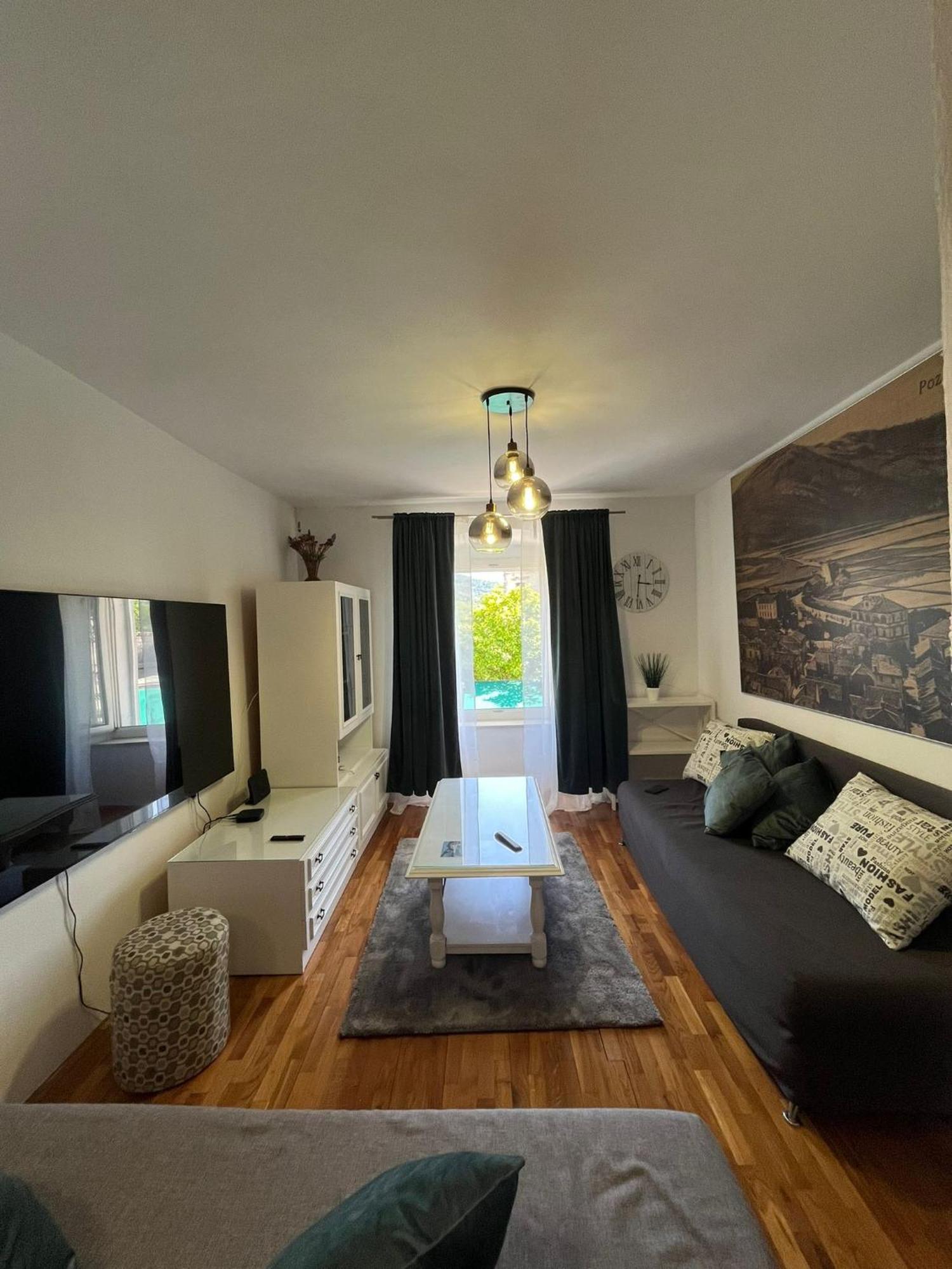 Main Street Apartment Ston Esterno foto