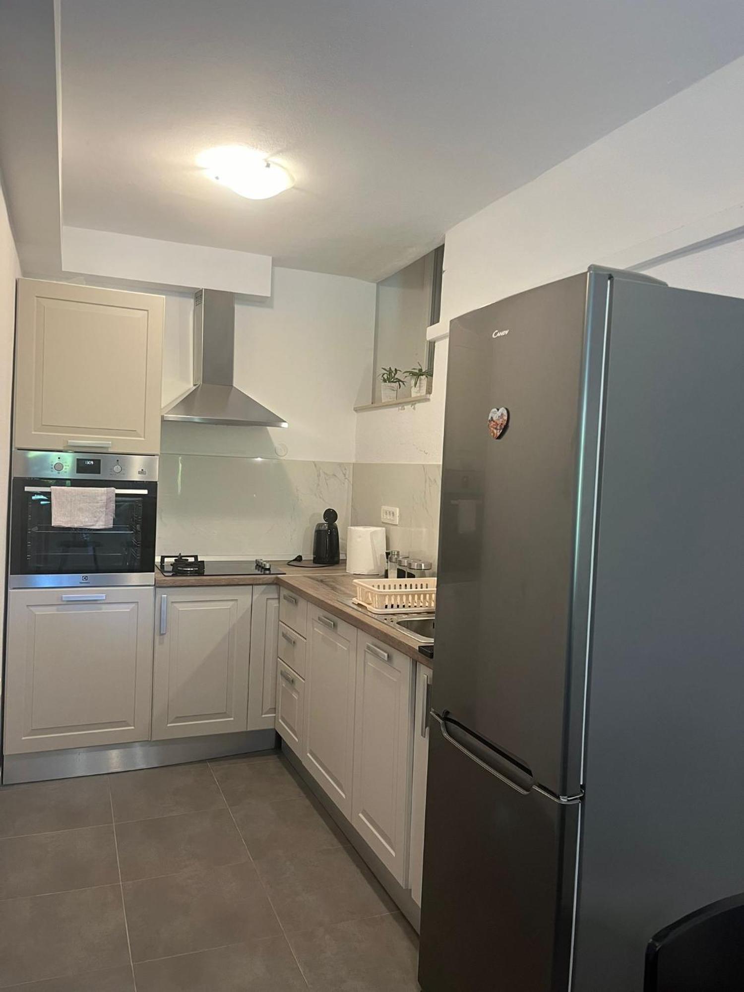 Main Street Apartment Ston Esterno foto